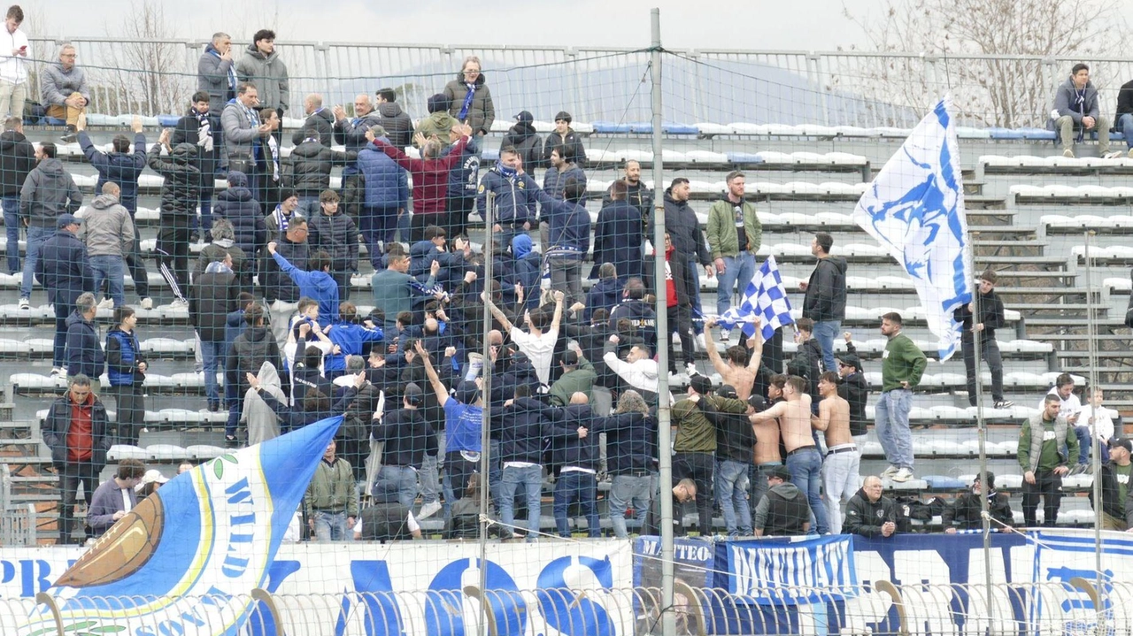 Tifosi contro: la curva domenica scorsa, come già fatto altre volte, ha protestato per la situazione attuale dell’Ac Prato Tifosi contro: la curva domenica scorsa, come già fatto altre volte, ha protestato per la situazione attuale dell’Ac Prato