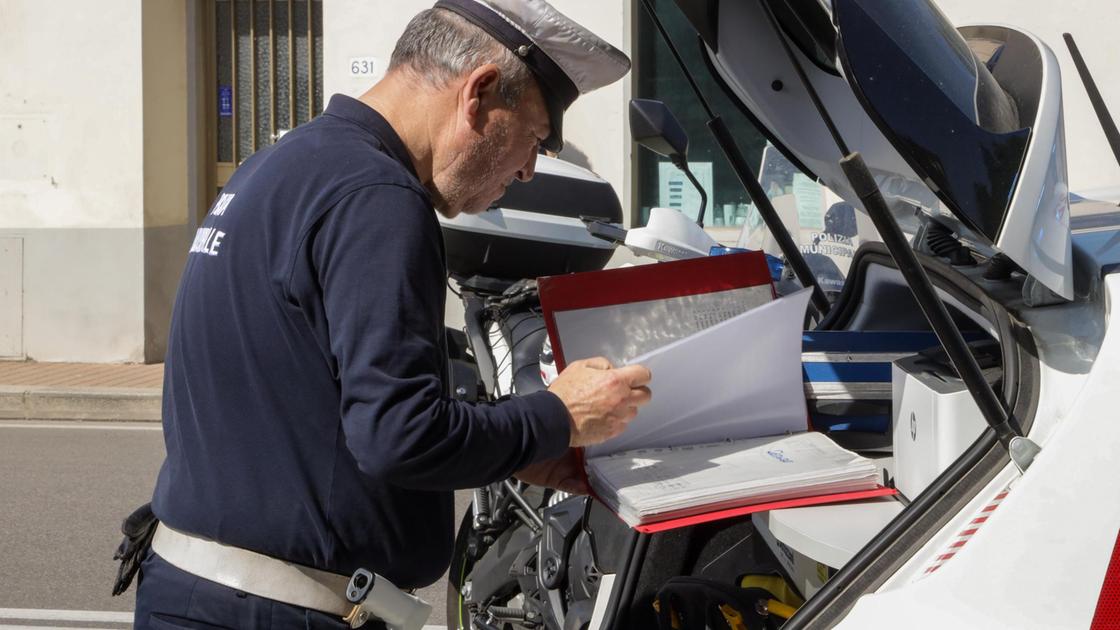 https://www.lanazione.it/image-service/view/acePublic/alias/contentid/NTk0MmFiNDItODIyZS00/0/sbaglia-strada-e-finisce-nel-parco-poi-con-lauto-va-giu-per-la-scalinata.jpeg?f=16:9&w=1200&h=630