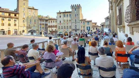 Da stasera a venerdì saranno otto gli autori ospiti nel salotto letterario allestito sulla terrazza del palazzo della Fraternita dei Laici in piazza Grande. Da stasera a venerdì saranno otto gli autori ospiti nel salotto letterario allestito sulla terrazza del palazzo della Fraternita dei Laici in piazza Grande.