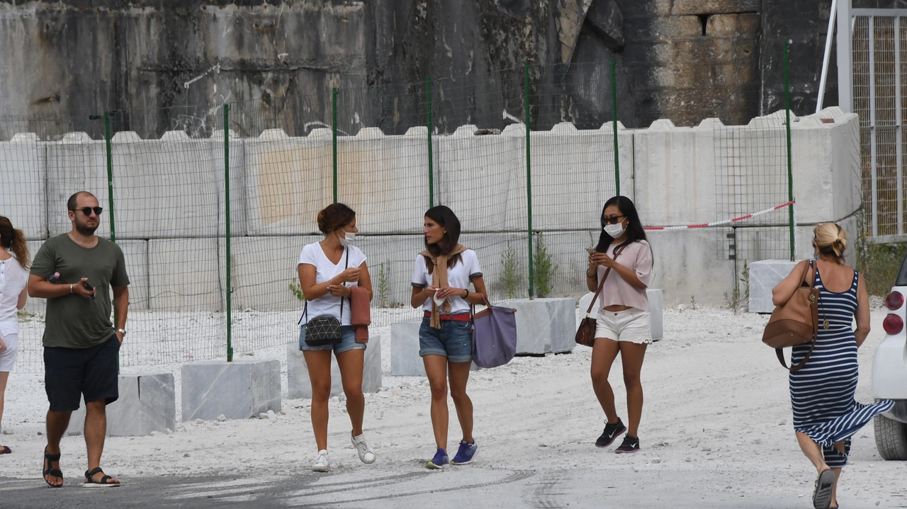 Turisti in visita alle cave di Carrara (Foto Delia)