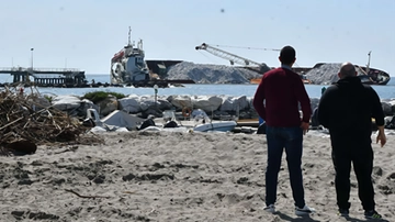 Nave Guang Rong incagliata: preoccupazioni per la stagione turistica e la balneazione