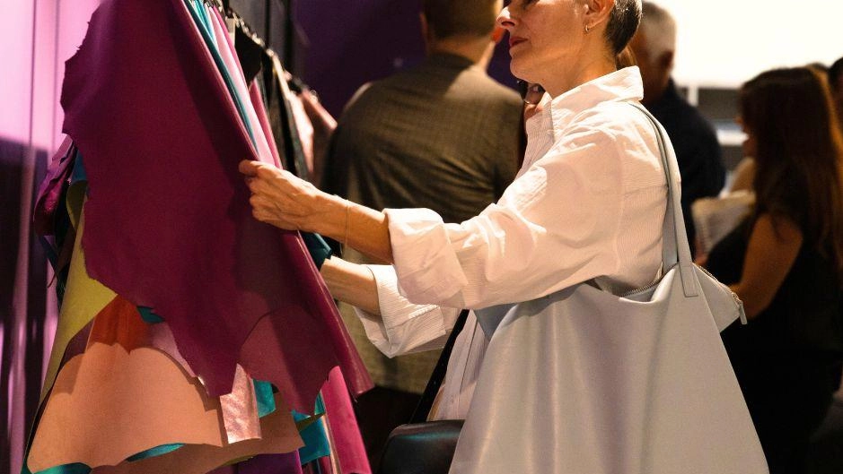 Toni sempre più accesi nel dibattito politico con al centro il tema della crisi che sta attraversando la filiera della moda Toni sempre più accesi nel dibattito politico con al centro il tema della crisi che sta attraversando la filiera della moda