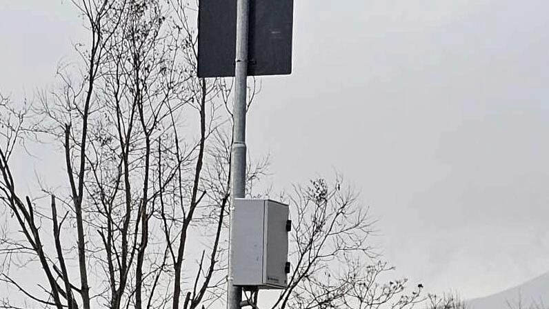 Prosegue l'installazione di due nuovi autovelox lungo la via Flaminia a Foligno, imponendo il limite di 70 km/h. Cittadini propongono un Comitato per aumentare il limite a 90 km/h, suscitando dibattiti sui social. Prosegue l'installazione di due nuovi autovelox lungo la via Flaminia a Foligno, imponendo il limite di 70 km/h. Cittadini propongono un Comitato per aumentare il limite a 90 km/h, suscitando dibattiti sui social.