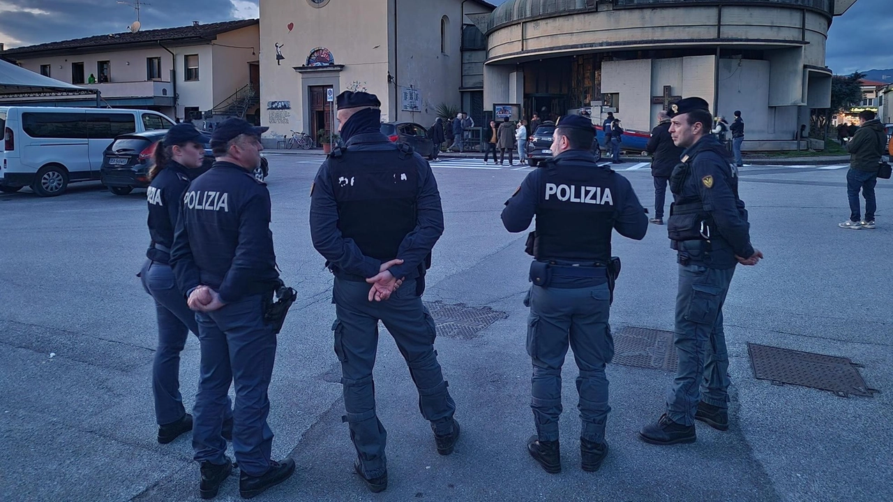 La polizia a Vicofaro per lo spostamento dei richiedenti asilo (Acerboni-Castellani) La polizia a Vicofaro per lo spostamento dei richiedenti asilo (Acerboni-Castellani)