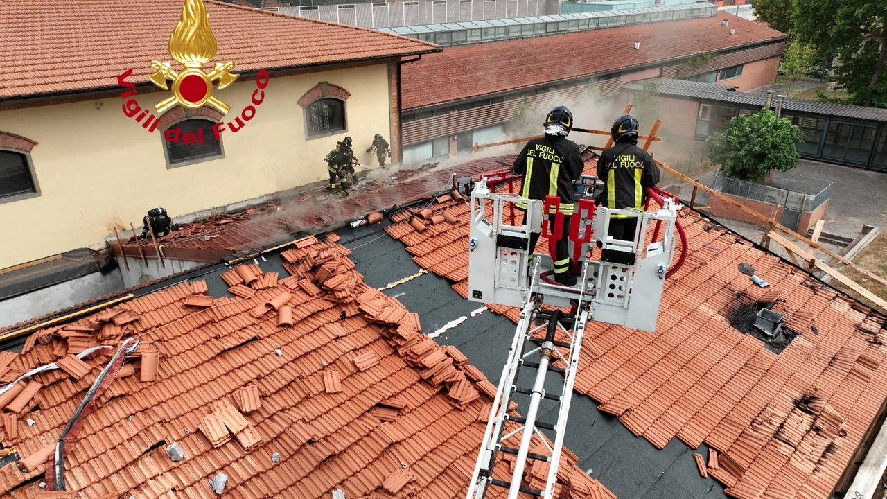 I vigili del fuoco intervenuti per l'incendio sul tetto dell'edificio in viale Corsica