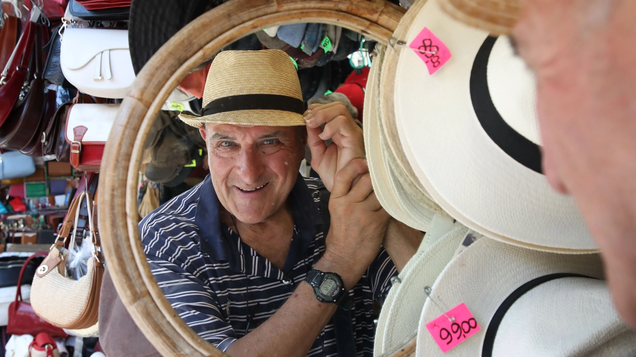 Roberto Ballerini, 78 anni, nella sua bancarella di cappelli in San Lorenzo (Foto Marco Mori/New Press Photo) Roberto Ballerini, 78 anni, nella sua bancarella di cappelli in San Lorenzo (Foto Marco Mori/New Press Photo)