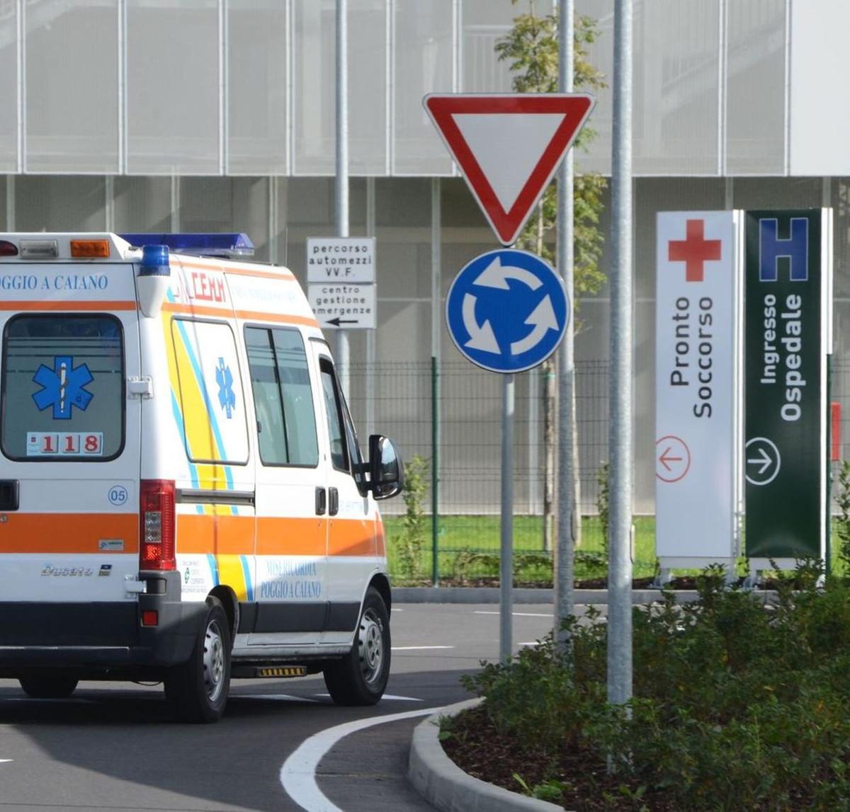 Caos al pronto soccorso di Prato, 30enne urla: “C’è un uomo armato di pistola”. Ma è un falso allarme Caos al pronto soccorso di Prato, 30enne urla: “C’è un uomo armato di pistola”. Ma è un falso allarme