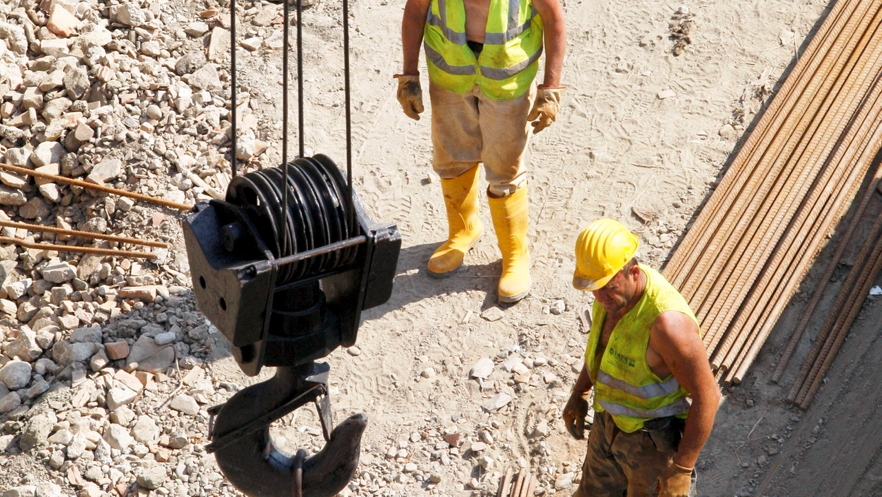 Operai al lavoro in un cantiere (foto d’archivio)