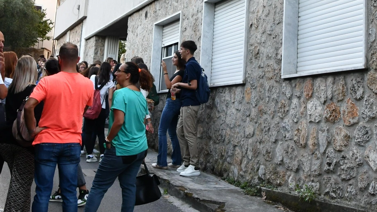Sono 12 su 30 quelle senza un preside titolare. Nominati tre reggenti in più. In 14 istituti non c’è il responsabile amministrativo: uffici a rischio chiusura. Sono 12 su 30 quelle senza un preside titolare. Nominati tre reggenti in più. In 14 istituti non c’è il responsabile amministrativo: uffici a rischio chiusura.