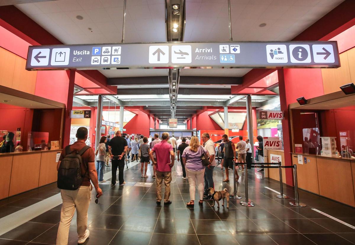 https://www.lanazione.it/image-service/view/acePublic/alias/contentid/NTkwMTgyYjYtNzQ1MS00/0/evasori-fiscali-in-aeroporto-sei-denunce-e-soldi-sequestrati-spunta-anche-un-rolex-falso.jpeg?f=1.91:1&w=1200