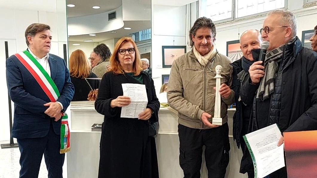 “Un anno di Tramonti” con Giulio nel cuore: opere dipinte dalla natura che segnano la fine del giorno e un... “Un anno di Tramonti” con Giulio nel cuore: opere dipinte dalla natura che segnano la fine del giorno e un...