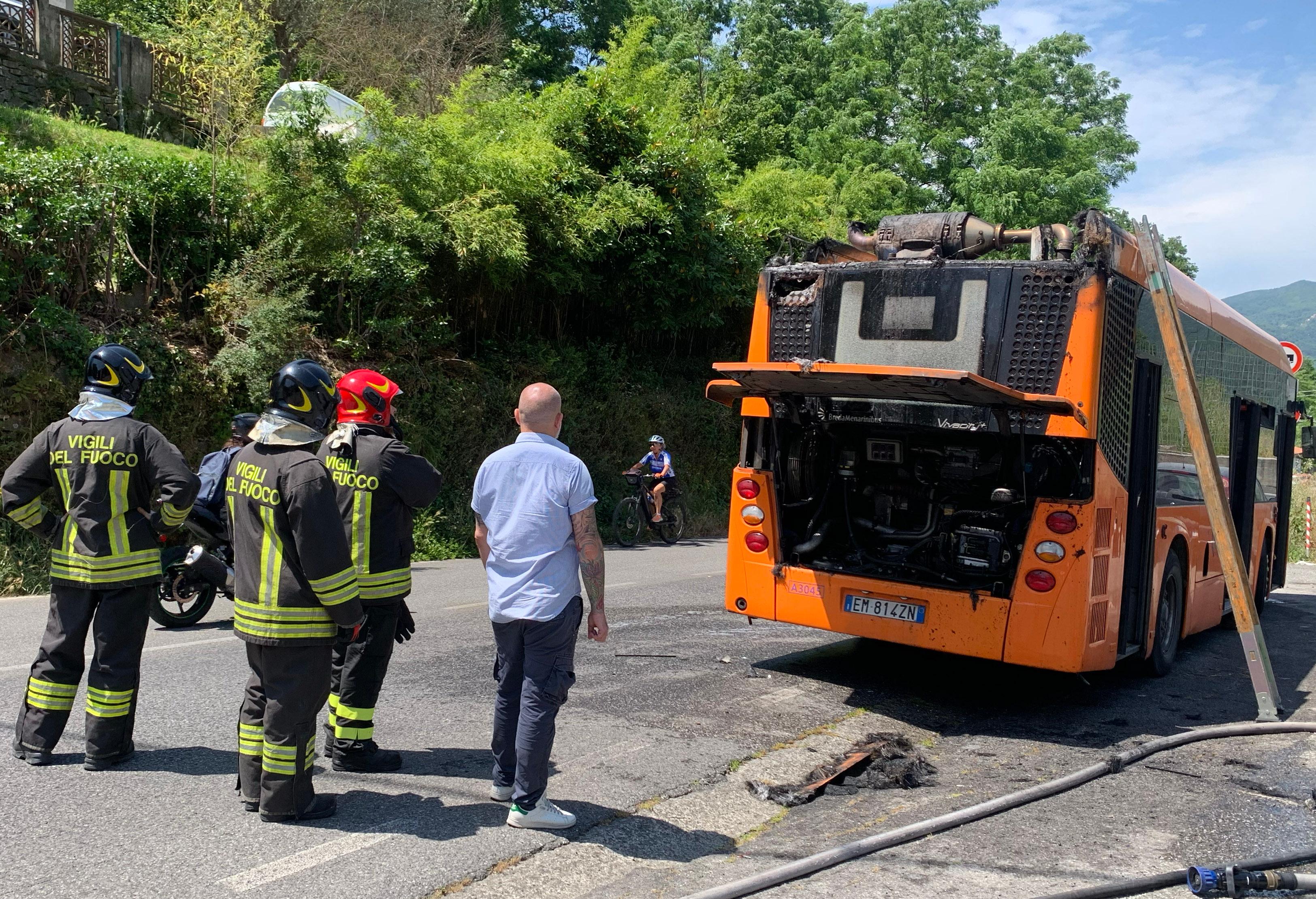 Carrara, incendio di un autobus: intervento dei vigili del fuoco Carrara, incendio di un autobus: intervento dei vigili del fuoco