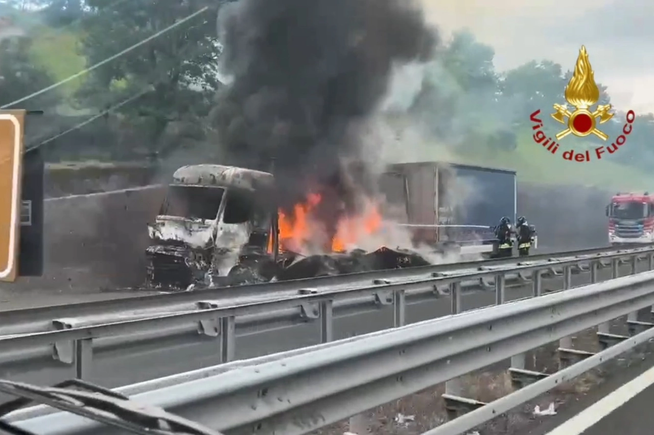 L'incendio del camion tra Fabro e Orvieto (Foto vigili del fuoco)