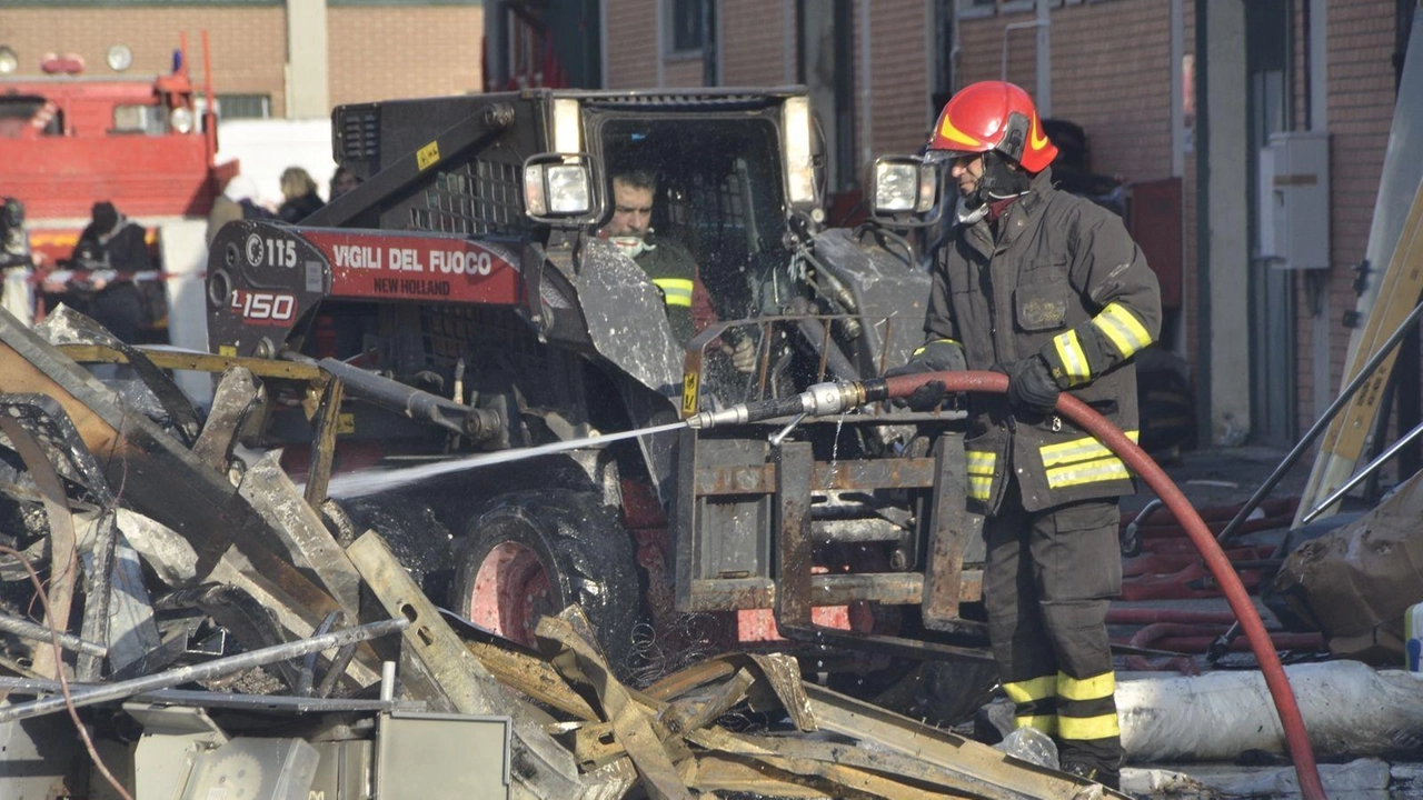 Vigili del Fuoco al Macrolotto Vigili del Fuoco al Macrolotto