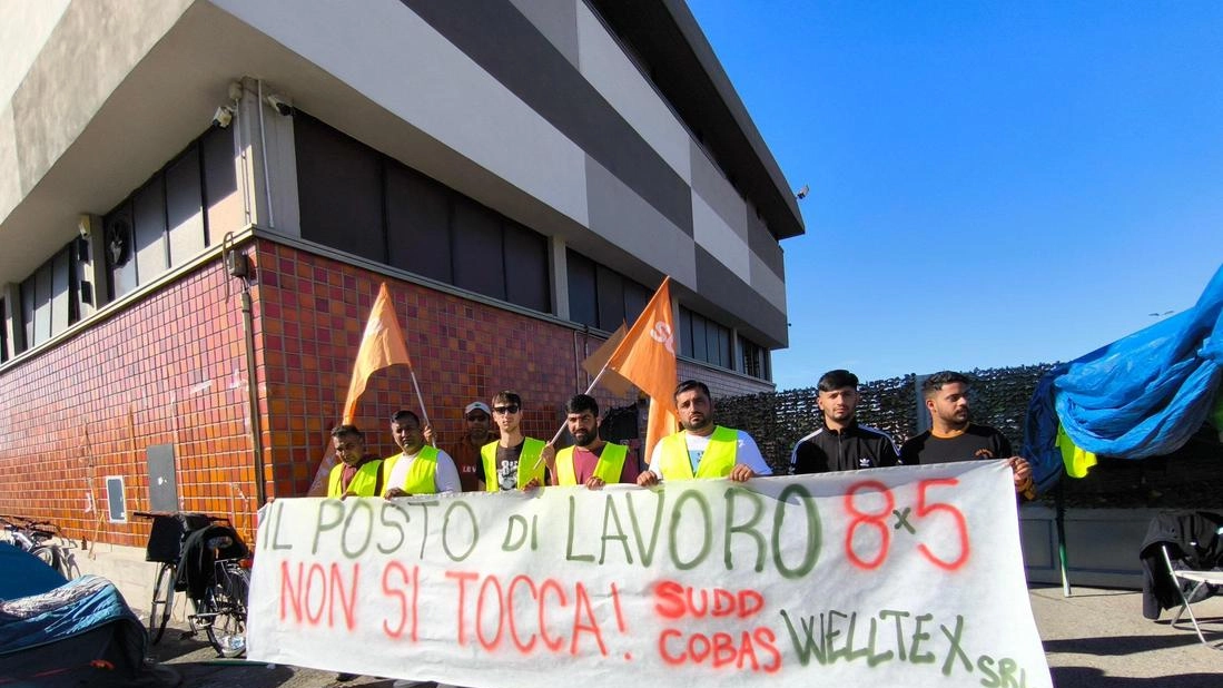 I lavoratori iscritti al Sudd Cobas in presidio da due settimane davanti alla tessitura Welltex di via Galvani foto Attalmi I lavoratori iscritti al Sudd Cobas in presidio da due settimane davanti alla tessitura Welltex di via Galvani foto Attalmi