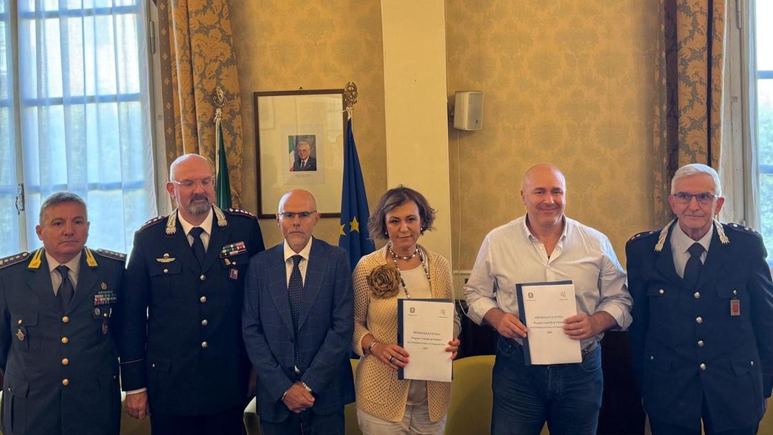 https://www.lanazione.it/image-service/view/acePublic/alias/contentid/NTkwZjE2YzAtMGM5Yi00/0/ecco-il-controllo-di-vicinato-cittadini-e-forze-dellordine-insieme-per-la-sicurezza.jpeg?f=16:9&w=1200&h=630