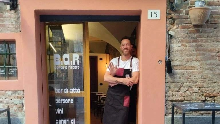 Le indagini della Squadra Mobile per risalire ai responsabili tutti stranieri "Un ragazzo magrebino si è rifugiato nel mio bar, gli altri lo avrebbero ucciso". Le indagini della Squadra Mobile per risalire ai responsabili tutti stranieri "Un ragazzo magrebino si è rifugiato nel mio bar, gli altri lo avrebbero ucciso".