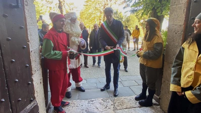 Il sindaco Michele Angiolini inaugura la casa di Babbo Natale Il sindaco Michele Angiolini inaugura la casa di Babbo Natale