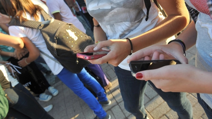 Via i cellulari da scuola: la scelta della preside Via i cellulari da scuola: la scelta della preside
