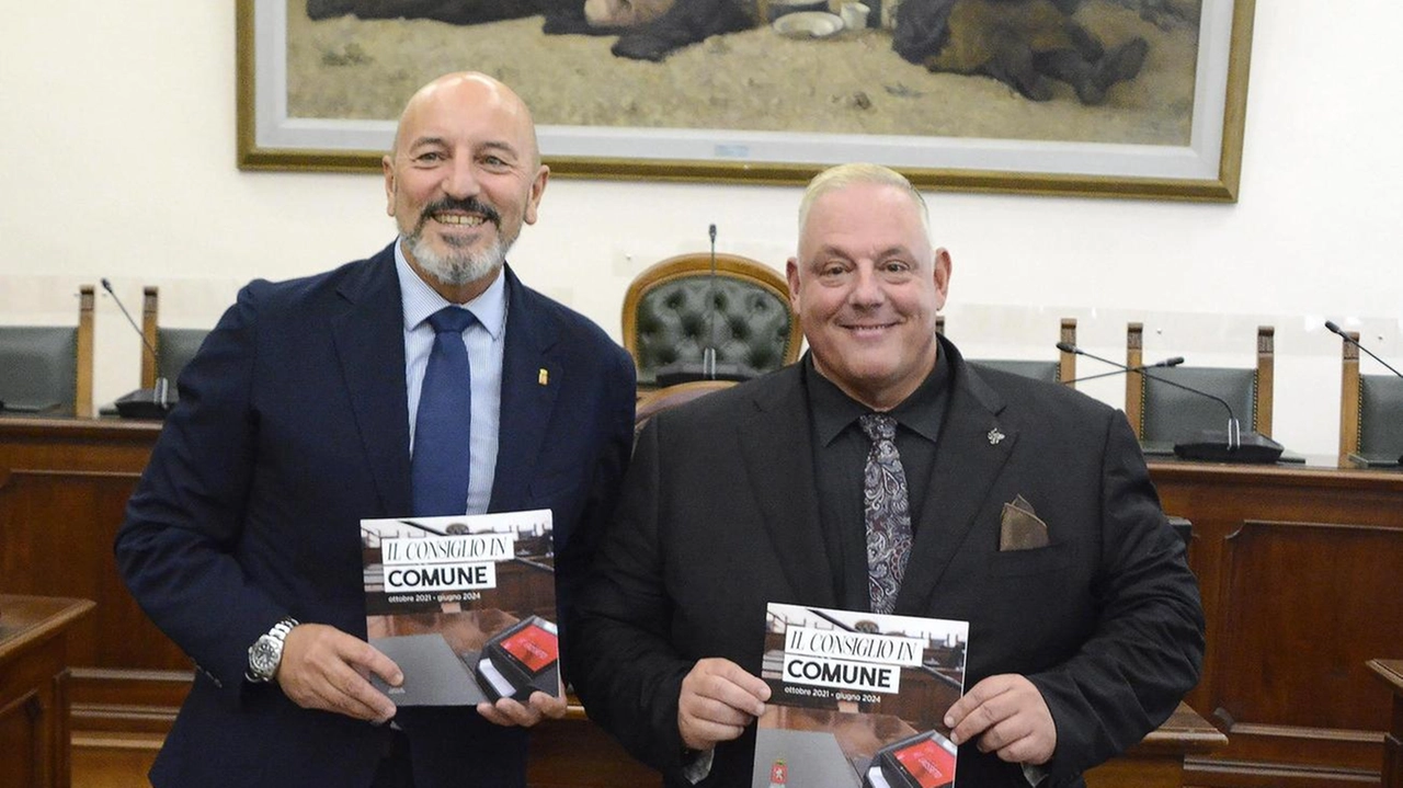 Il presidente del Consiglio comunale Fausto Turbanti e il sindaco Vivarelli Colonna mostrano la pubblicazione Il presidente del Consiglio comunale Fausto Turbanti e il sindaco Vivarelli Colonna mostrano la pubblicazione