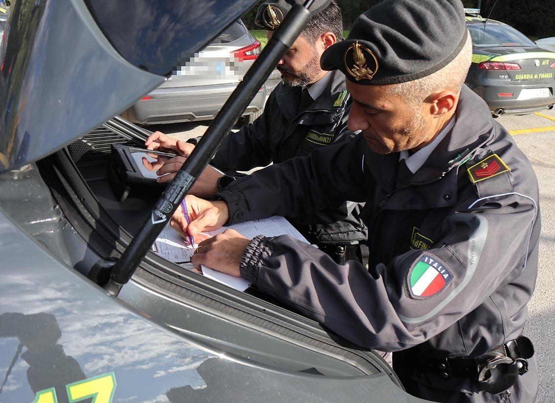Perugia, chiuso negozio per 30 giorni: al titolare una multa da 15mila euro Perugia, chiuso negozio per 30 giorni: al titolare una multa da 15mila euro