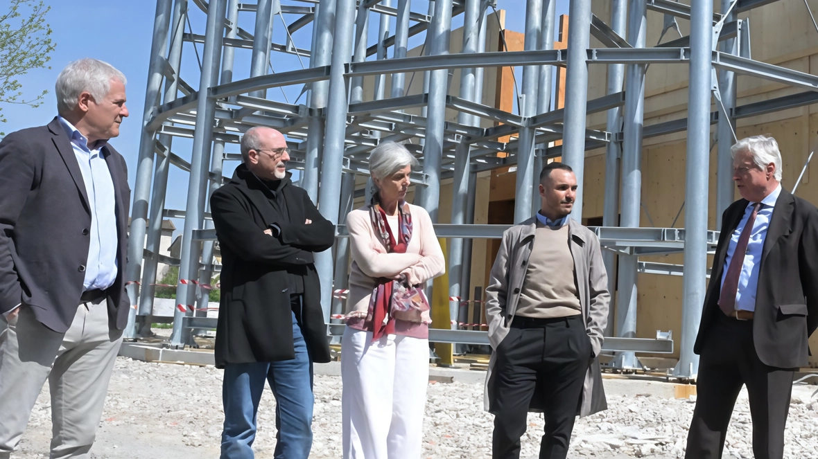 Sopralluogo sul cantiere della Provincia e della Fondazione Cassa. Circa 11 milioni di euro il costo della struttura a elevato standard. La formula in pannelli di legno e acciaio consente di velocizzare i lavori.