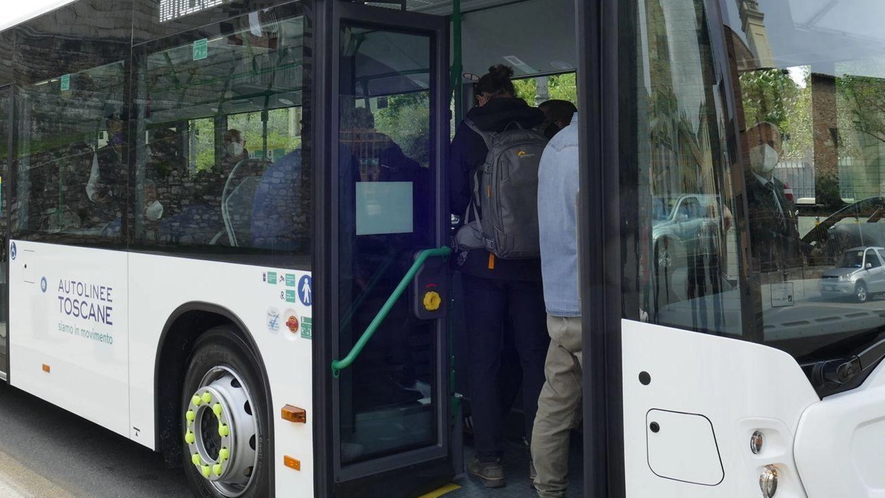 Gli autisti dei bus rischiano ogni giorno a causa della frana che incombe sulla strada che porta a Noceto. Si chiede un intervento del Comune Gli autisti dei bus rischiano ogni giorno a causa della frana che incombe sulla strada che porta a Noceto. Si chiede un intervento del Comune