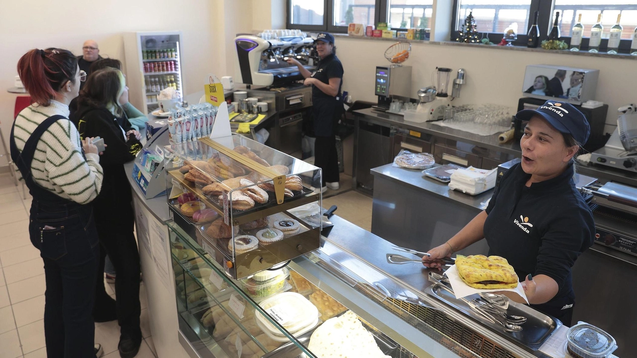 Il Dsu ha aperto ieri all’Università per Stranieri di Siena un nuovo bar caffetteria la cui gestione è stata affidata... Il Dsu ha aperto ieri all’Università per Stranieri di Siena un nuovo bar caffetteria la cui gestione è stata affidata...