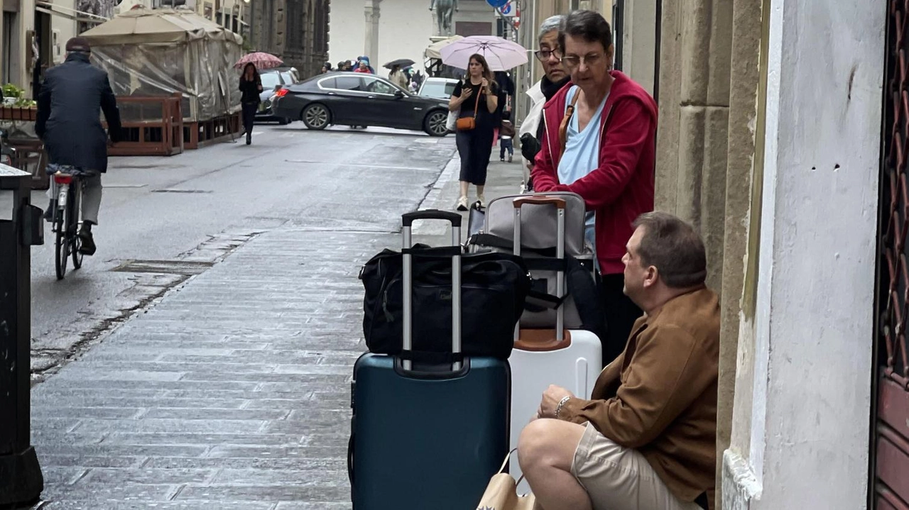 Turisti all’esterno di un palazzo con alloggi per affitti brevi Turisti all’esterno di un palazzo con alloggi per affitti brevi