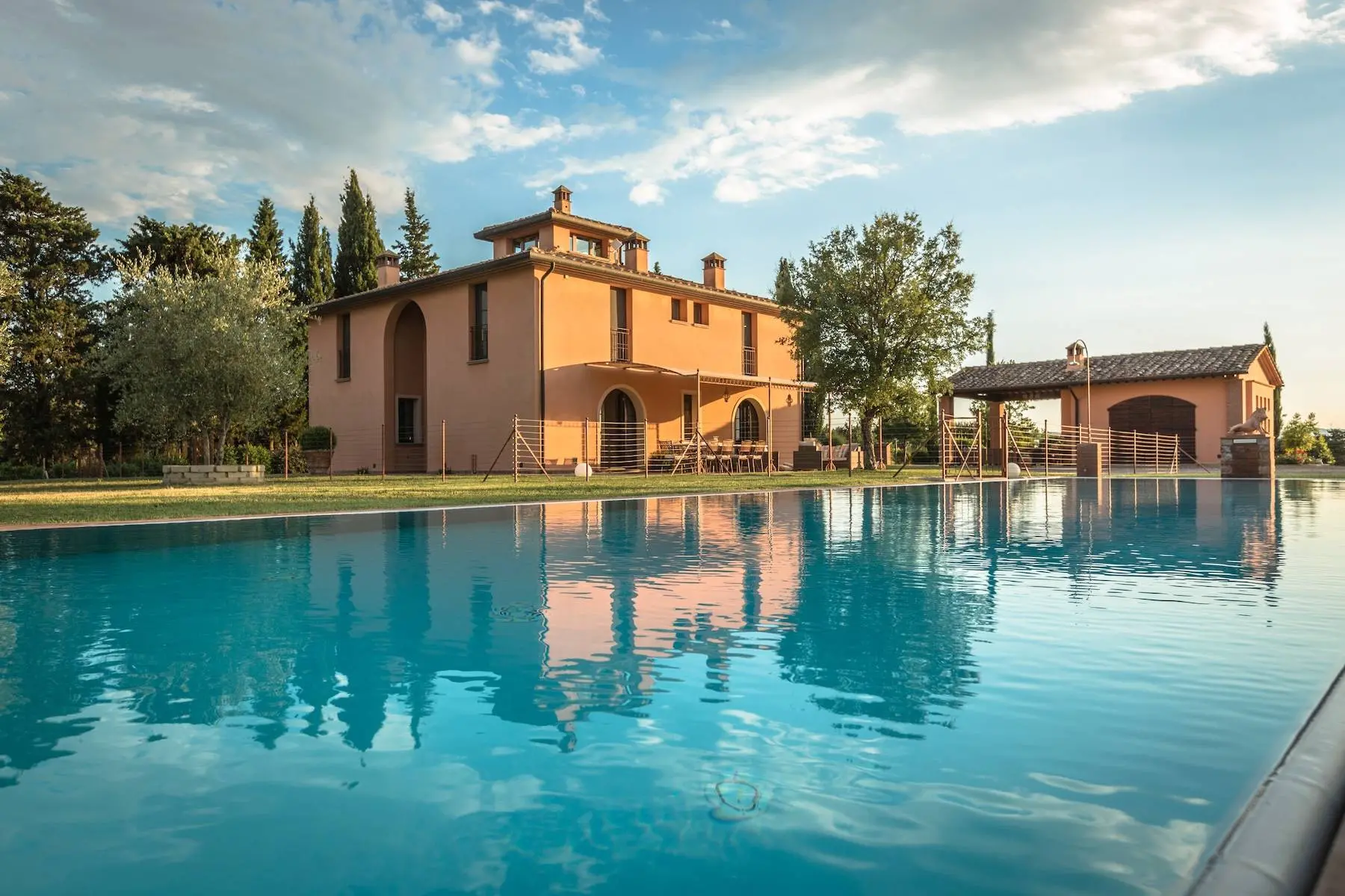 lucca regina del lusso immobiliare la toscana domina il mercato la classifica e i dati