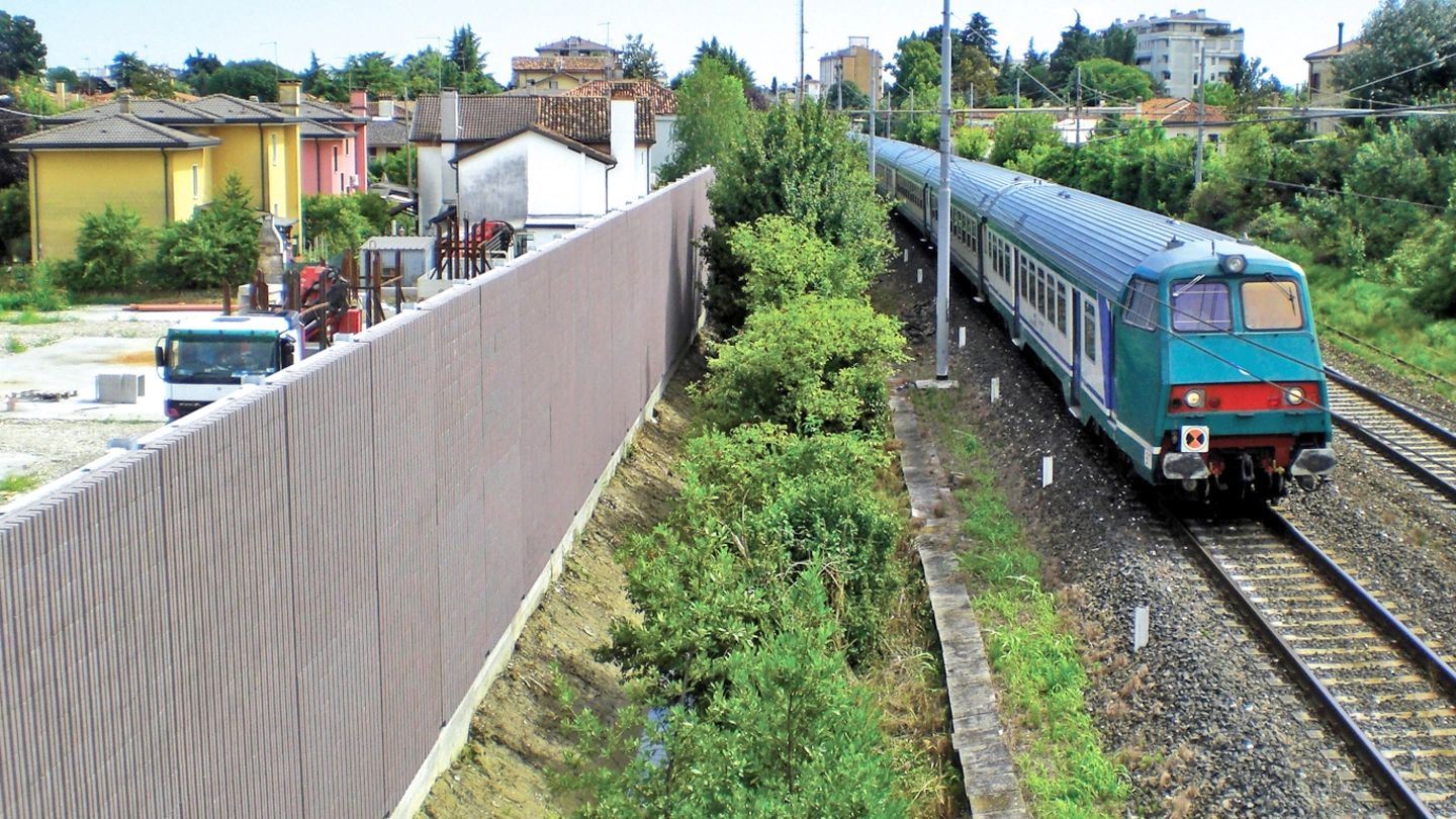 Barriere fonoassorbenti installate lungo una linea ferroviaria (foto archivio)