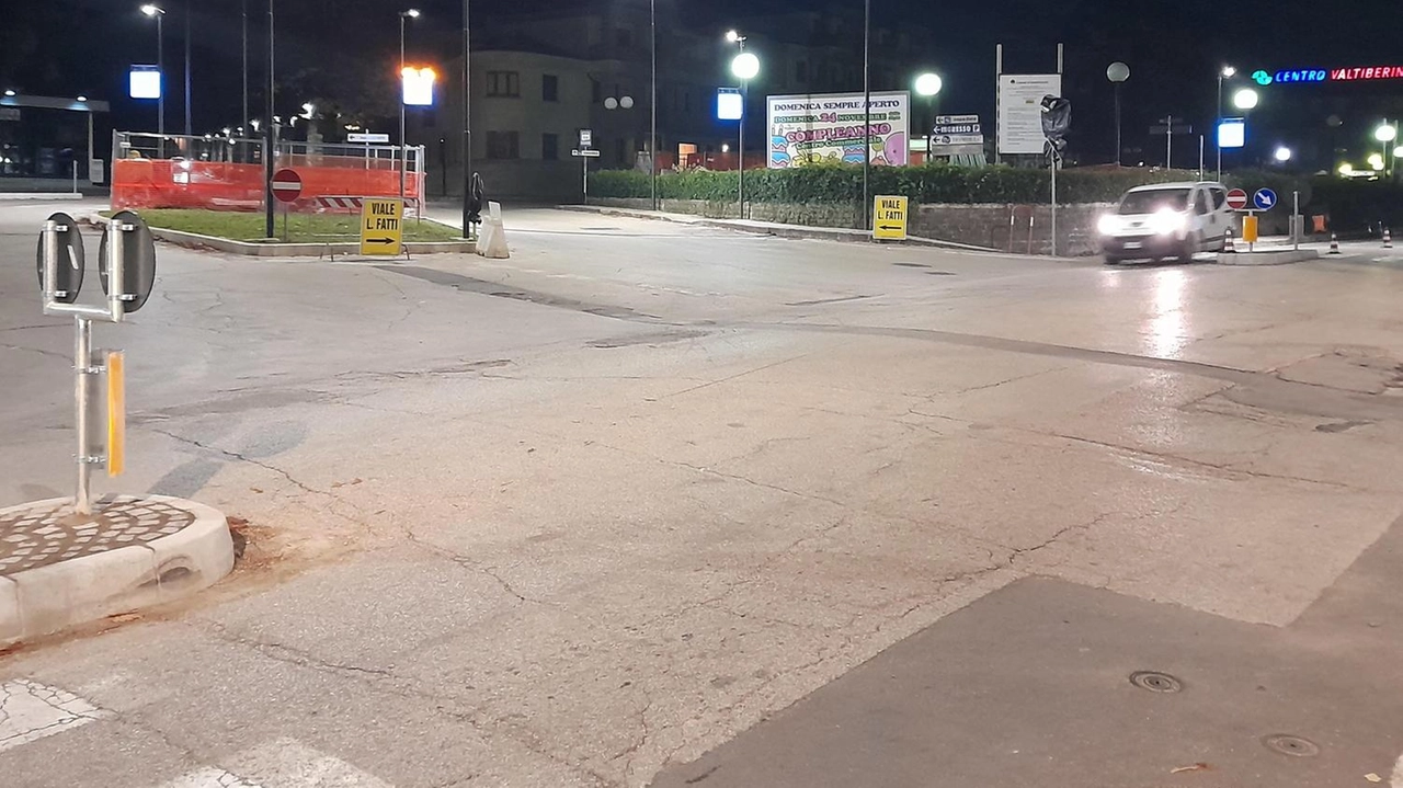 Avanzamento lavori a Porta del Castello, Sansepolcro: nuova illuminazione led e mini-rotatoria per migliorare sicurezza e viabilità. Finanziamento di 200mila euro, completamento entro il 15 dicembre. Avanzamento lavori a Porta del Castello, Sansepolcro: nuova illuminazione led e mini-rotatoria per migliorare sicurezza e viabilità. Finanziamento di 200mila euro, completamento entro il 15 dicembre.