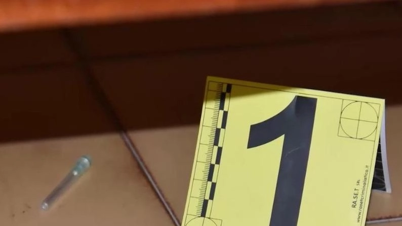 L’ago trovato sotto il letto durante la perquisizione domiciliare