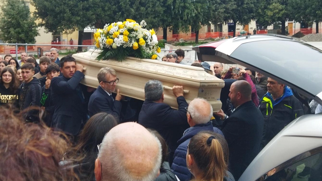 Una delegazione dell’Istituto ’Roncalli’ ha partecipato a Certaldo ai funerali dello studente Leonardo Gozzi, morto in un tragico incidente Una delegazione dell’Istituto ’Roncalli’ ha partecipato a Certaldo ai funerali dello studente Leonardo Gozzi, morto in un tragico incidente