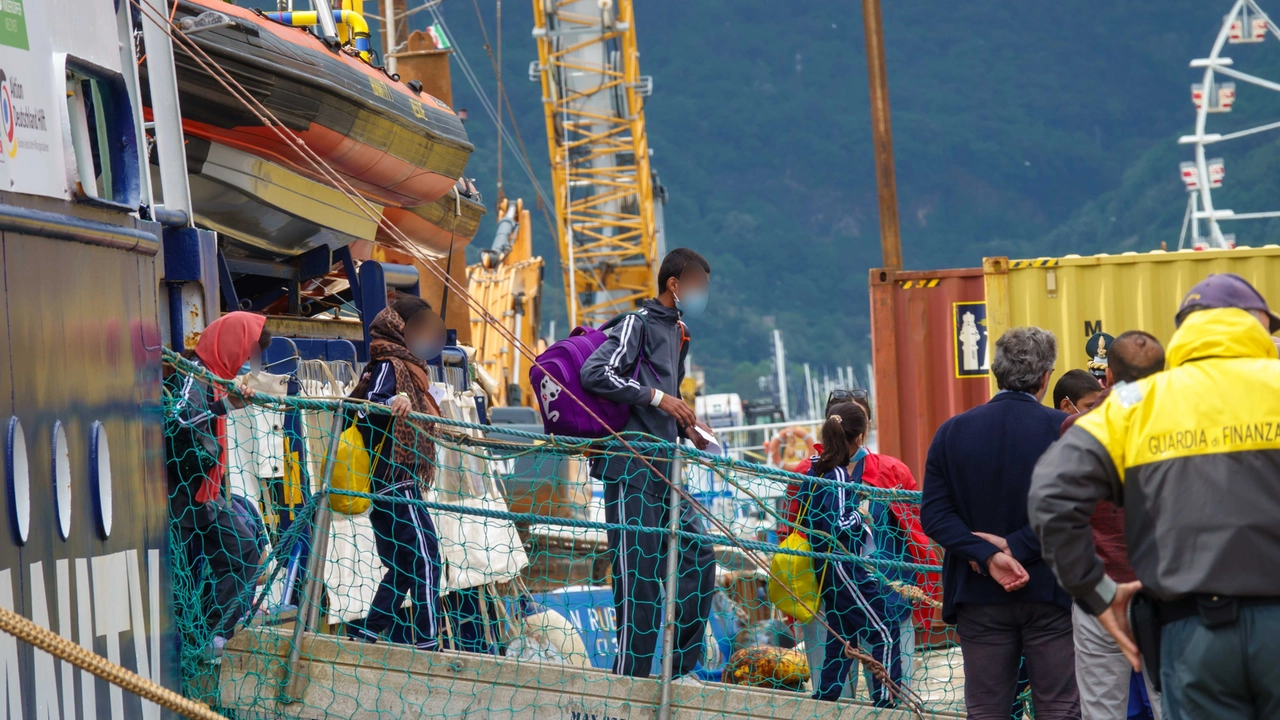 Soccorsi dalla nave Humanity One: una madre con sette figli piccoli tra i 68 migranti sbarcati a La Spezia