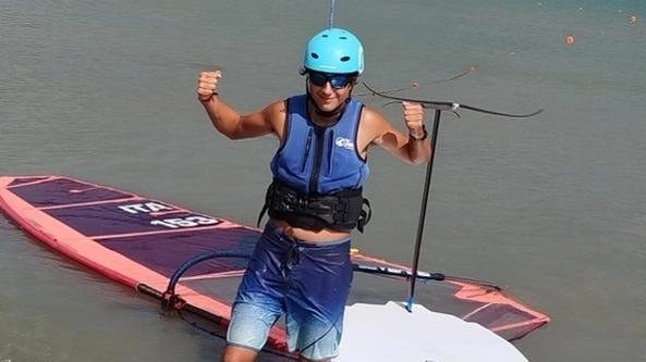 Il giovane surfista massese Leonardo Bertugelli compete per il titolo mondiale di windsurf Under 17 a Palma di Maiorca. Determinato a raggiungere la finale, si prepara con impegno e sostegno da parte della sua famiglia e della comunità sportiva. Il giovane surfista massese Leonardo Bertugelli compete per il titolo mondiale di windsurf Under 17 a Palma di Maiorca. Determinato a raggiungere la finale, si prepara con impegno e sostegno da parte della sua famiglia e della comunità sportiva.