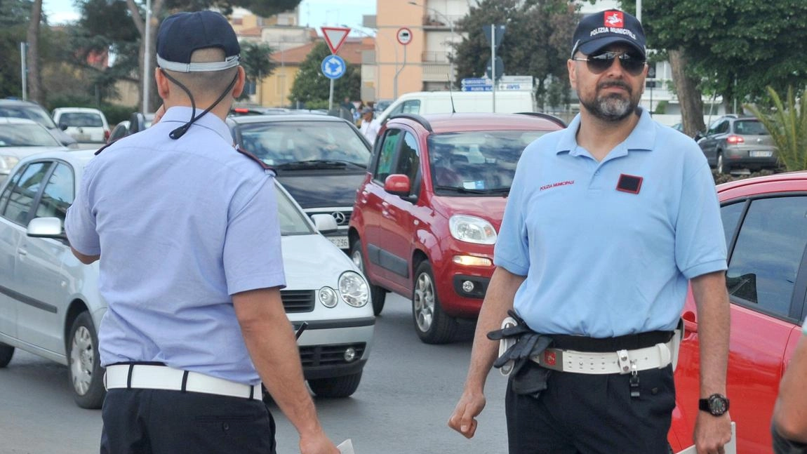 Intensa attività estiva per la polizia municipale di Figline e Incisa Valdarno, con servizi continui in piazza e collaborazioni con i carabinieri per garantire sicurezza e regolarità sul territorio. Numerosi verbali redatti nonostante il ridotto numero di agenti a disposizione. Intensa attività estiva per la polizia municipale di Figline e Incisa Valdarno, con servizi continui in piazza e collaborazioni con i carabinieri per garantire sicurezza e regolarità sul territorio. Numerosi verbali redatti nonostante il ridotto numero di agenti a disposizione.