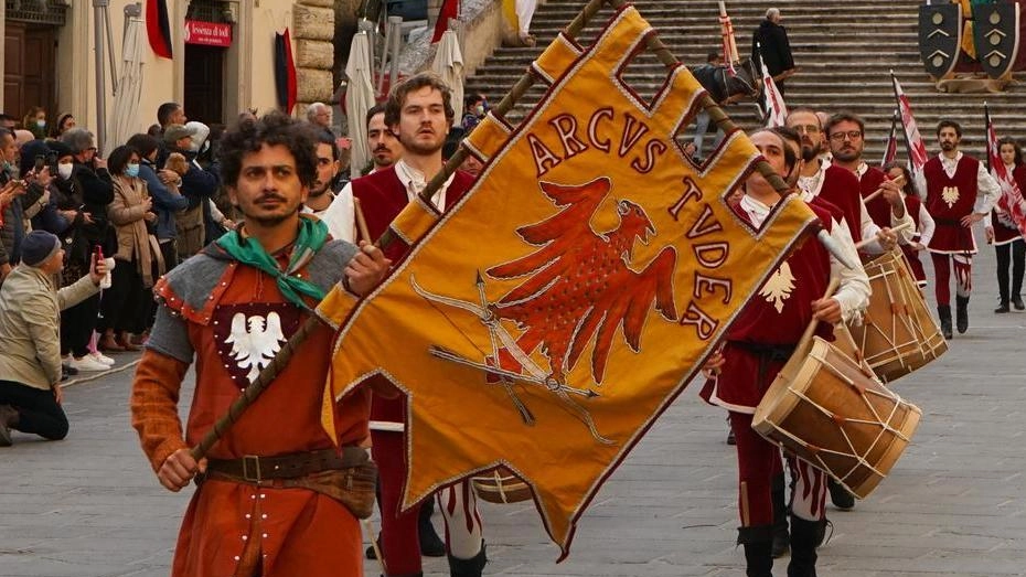 Arcieri, sbandieratori e falconieri animano da oggi il centro storico di Todi. Ma ci saranno anche la mostra ’Mercato tipico’ e le serate nelle taverne. Arcieri, sbandieratori e falconieri animano da oggi il centro storico di Todi. Ma ci saranno anche la mostra ’Mercato tipico’ e le serate nelle taverne.