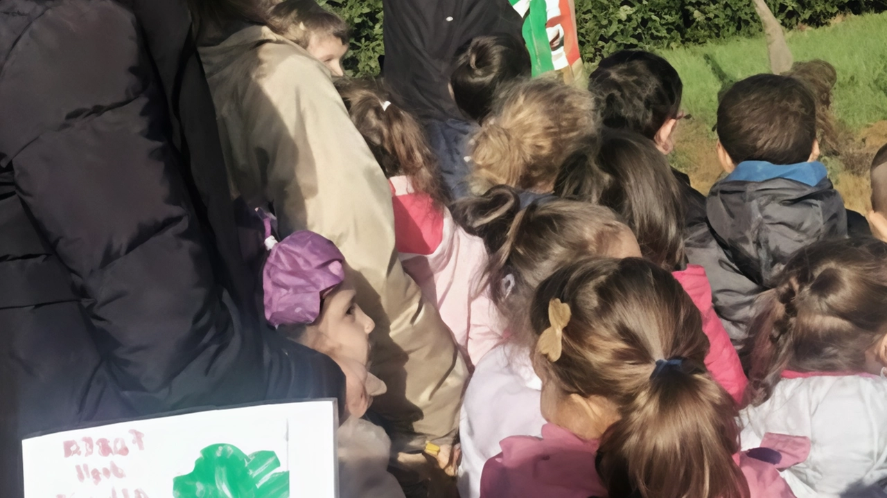 La sindaca Emma Donnini insieme ai bambini delle scuole per la festa dell’albero La sindaca Emma Donnini insieme ai bambini delle scuole per la festa dell’albero