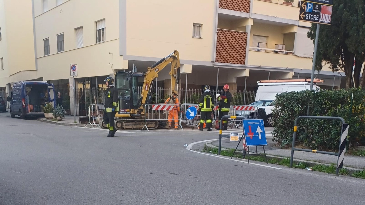 I vigili del fuoco intervenuti per la perdita di gas I vigili del fuoco intervenuti per la perdita di gas