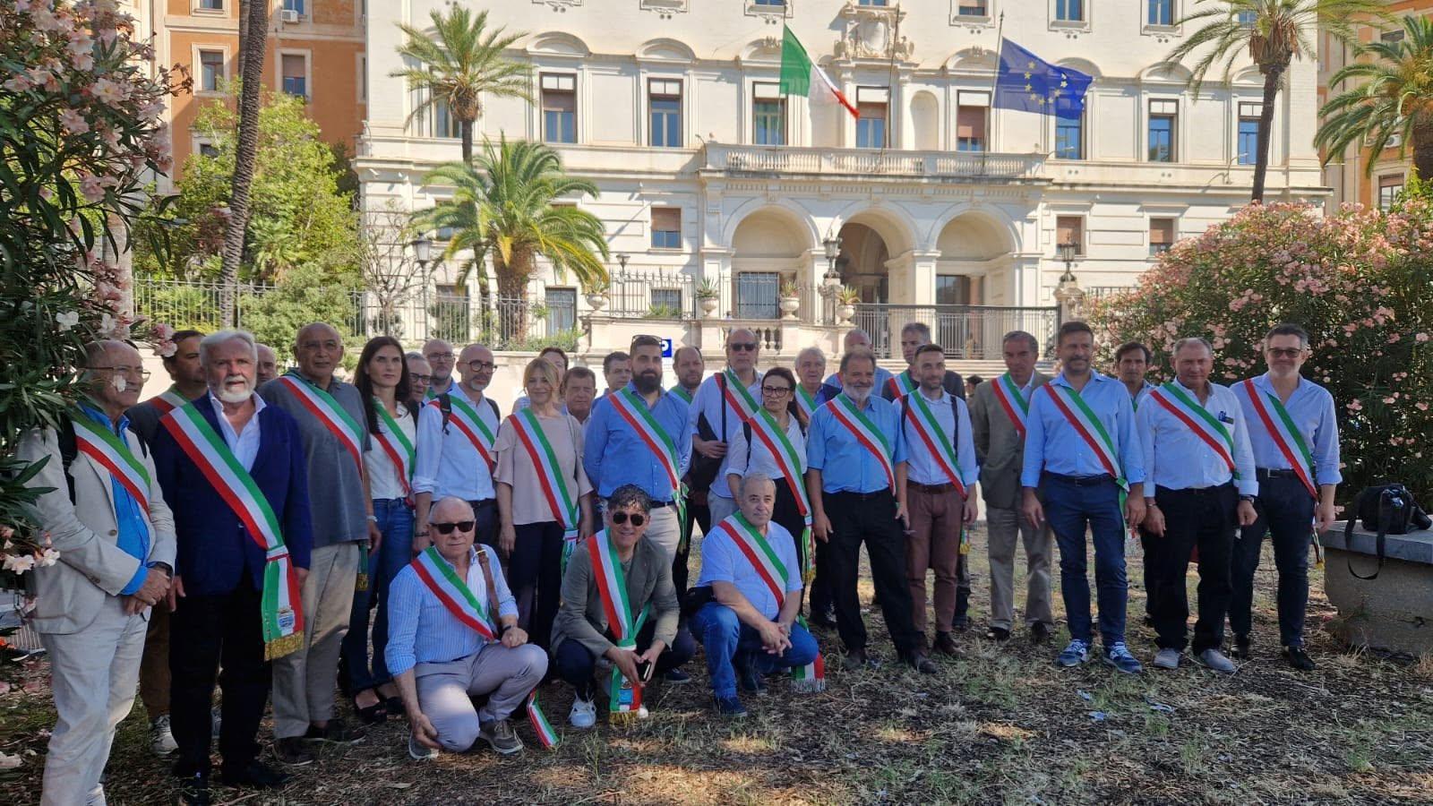 Treni su linea lenta, sindaci a Roma: "Più attenzione per i nostri territori" Treni su linea lenta, sindaci a Roma: "Più attenzione per i nostri territori"