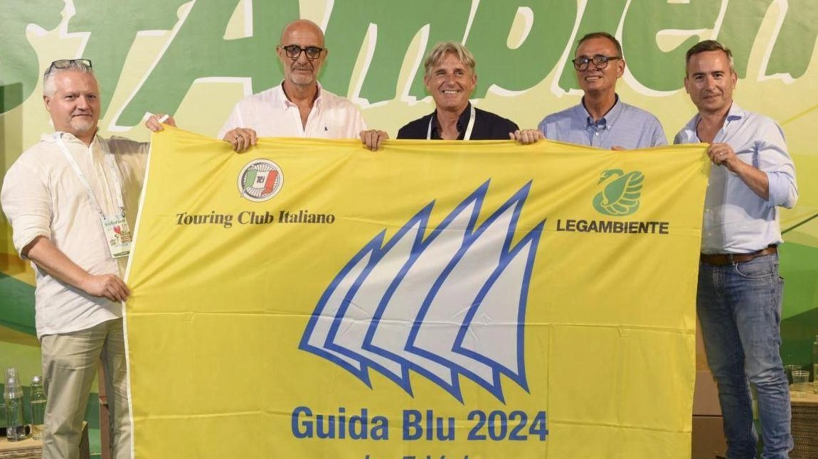 Il vice sindaco e assessore all’Ambiente di Capalbio Giuseppe Ranieri ha ritirato la bandiera delle Cinque Vele di Legambiente... Il vice sindaco e assessore all’Ambiente di Capalbio Giuseppe Ranieri ha ritirato la bandiera delle Cinque Vele di Legambiente...