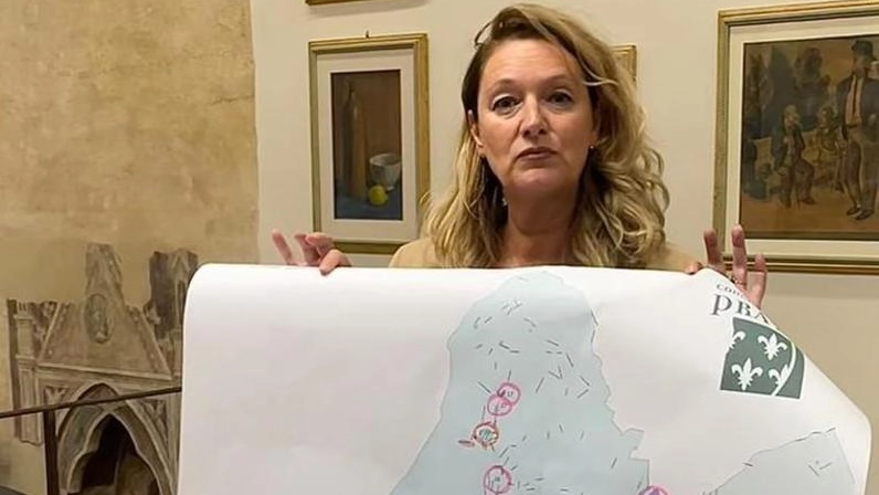 La sindaca Ilaria Bugetti mostra la mappa degli interventi in corso La sindaca Ilaria Bugetti mostra la mappa degli interventi in corso