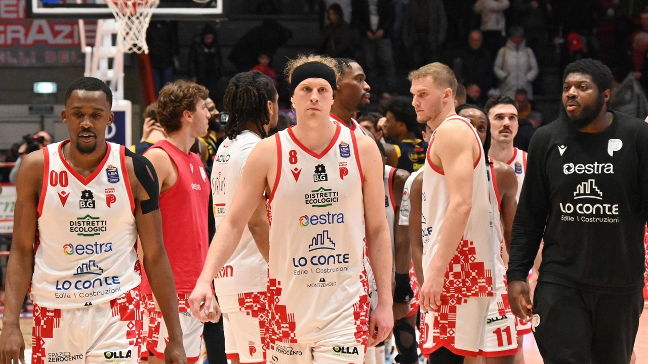 I biancorossi sprecano il vantaggio guadagnato e nel finale thrilling vengono puniti severamente I biancorossi sprecano il vantaggio guadagnato e nel finale thrilling vengono puniti severamente