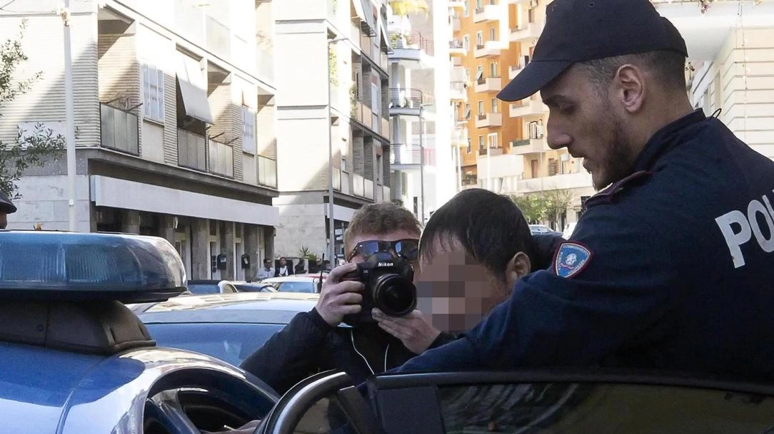 Due giovani armati di pistola finta e accetta rapinano una tabaccheria a Gavinana. Uno arrestato, l'altro in fuga.