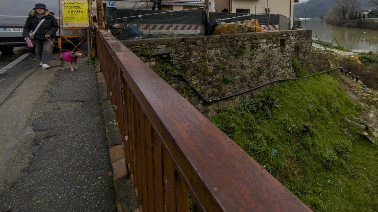 Potrebbe sbloccarsi il cantiere per la realizzazione delle passerella pedonale tra Compiobbi e Vallina. I lavori sono ancora fermi dopo l’assegnazione dell’appalto a un nuovo gruppo d’imprese Potrebbe sbloccarsi il cantiere per la realizzazione delle passerella pedonale tra Compiobbi e Vallina. I lavori sono ancora fermi dopo l’assegnazione dell’appalto a un nuovo gruppo d’imprese