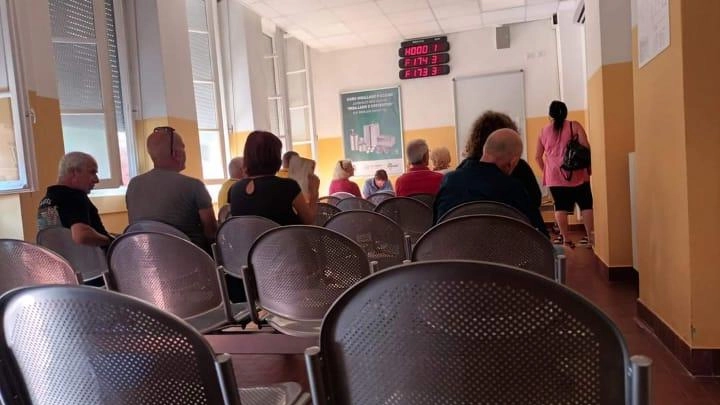 Code e attese al Campo di Marte per la consegna della copia cartacea dei referti che l’Asl non invia più per mail per un problema di “privacy“ Code e attese al Campo di Marte per la consegna della copia cartacea dei referti che l’Asl non invia più per mail per un problema di “privacy“