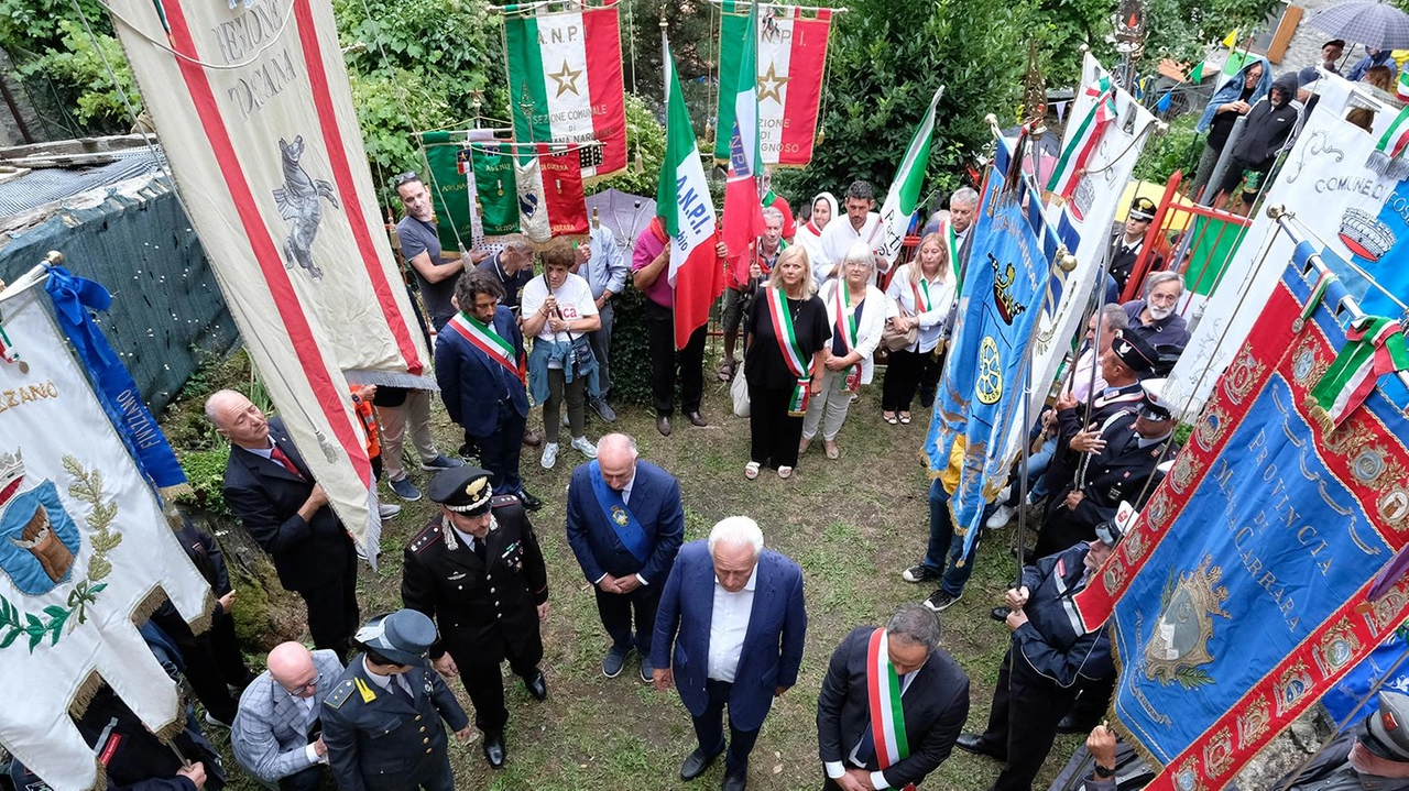 Il sindaco Giannetti sottolinea l’assenza dei rappresentanti del Governo "Oggi sono felice nel sapere che nessun fascista è presente qui con noi". Il Comune di Fivizzano porterà i ragazzi in visita al campo di Auschwitz.