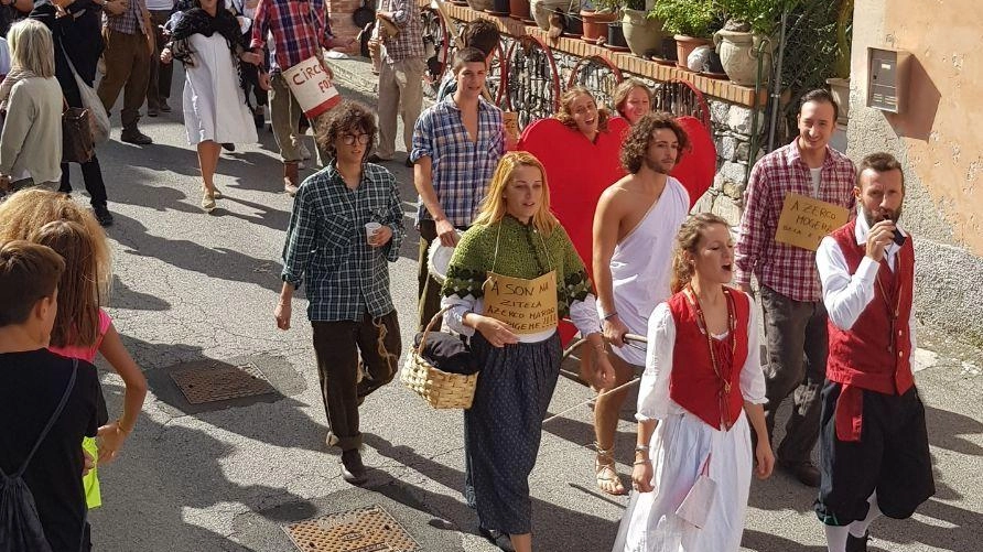 Un’immagine di archivio della Sagra dell’uva di Vezzano che quest’anno festeggia la sua cinquantanovesima edizione Un’immagine di archivio della Sagra dell’uva di Vezzano che quest’anno festeggia la sua cinquantanovesima edizione