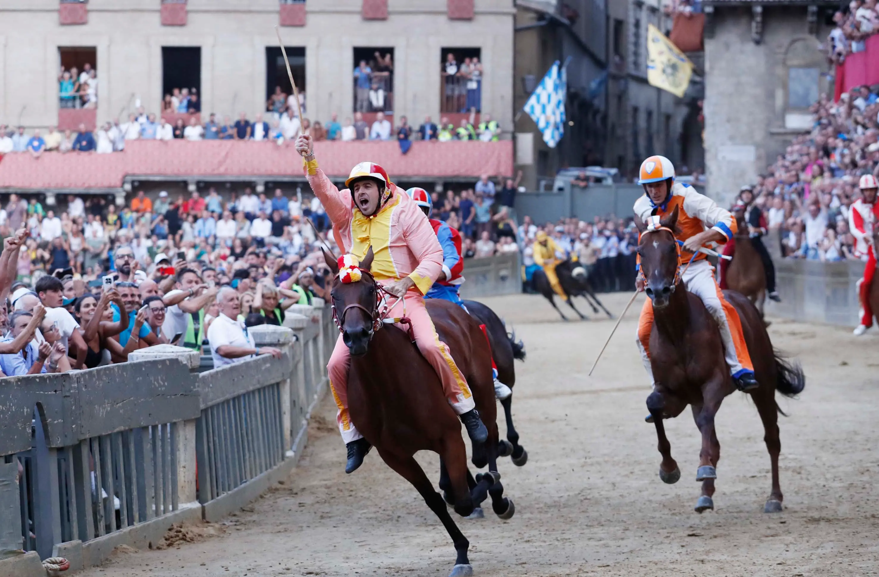 Palio, vittoria di Valdimontone: traiettorie perfette, il testa a testa con Tittia nel finale
